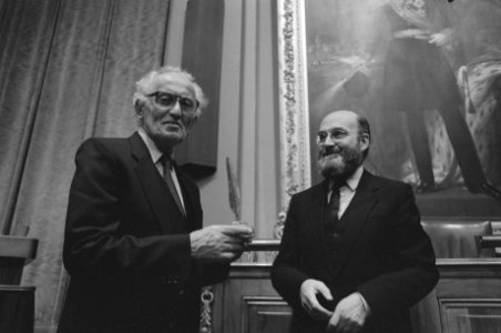 Gouden Ganzeveer uitgereikt aan dr. Lou de Jong, Bestanddeelnr 934-3786