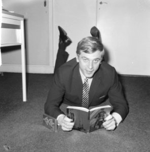 Gouden boek voor Jan Cremer, Jan Cremer met zijn boek op de grond, Bestanddeelnr 917-1758