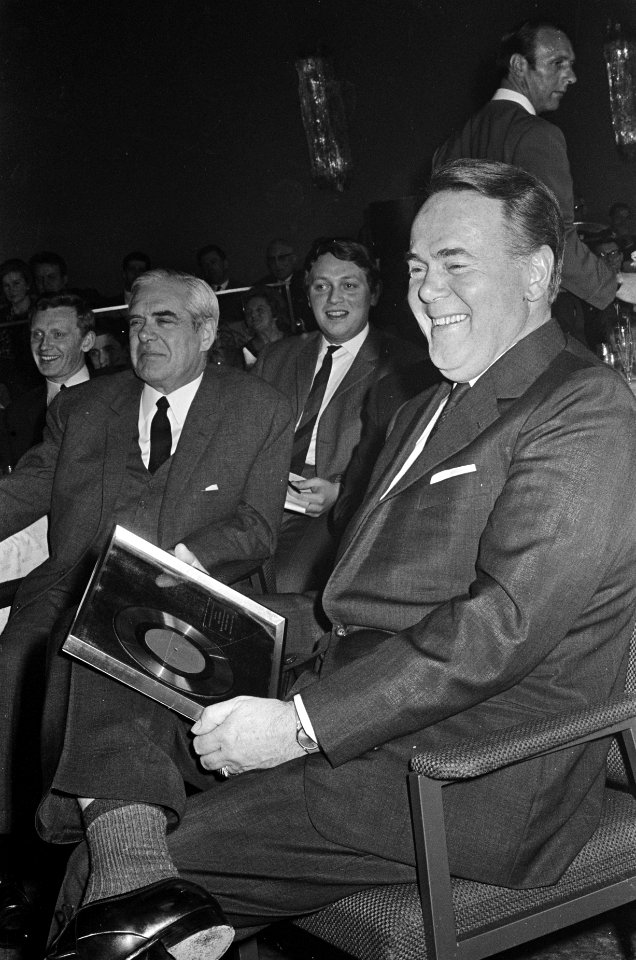 Gouden plaat voor dhr. J. N. Y. Sieverding . Hier met plaat (Talencursus per pla, Bestanddeelnr 921-1987