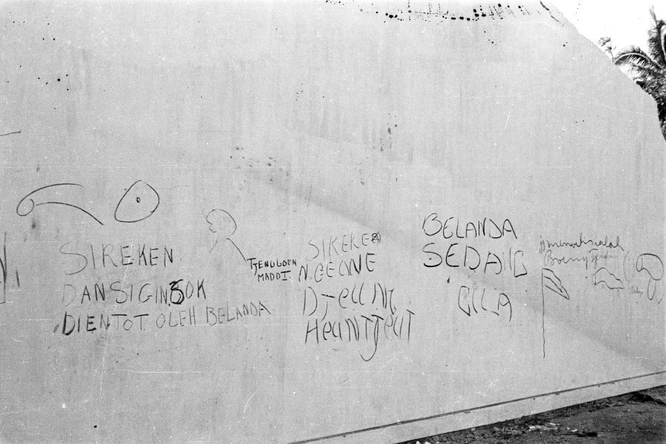 Grafitti Sireken Dansingin sok Tientot oleh Belanda Tjenggoen Maddi Sireke…, Bestanddeelnr 332-5-4