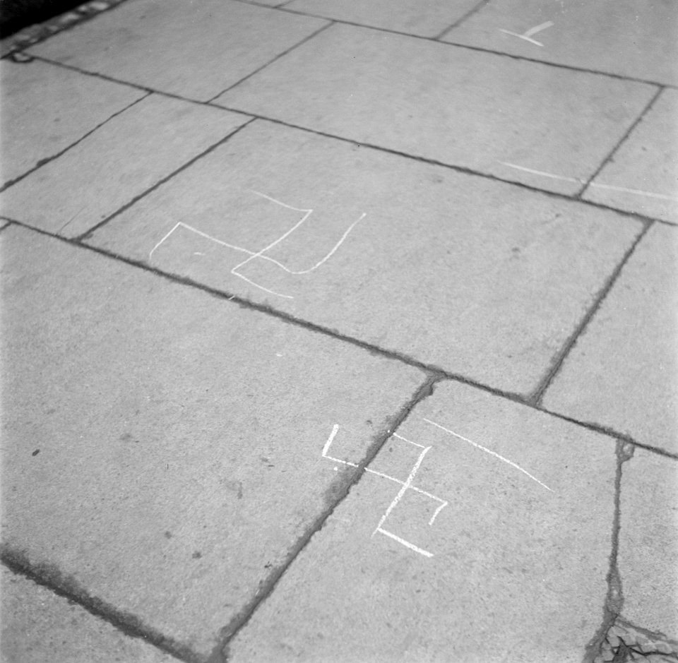 Grafitti op een standbeeld in Dublin, Bestanddeelnr 191-0875