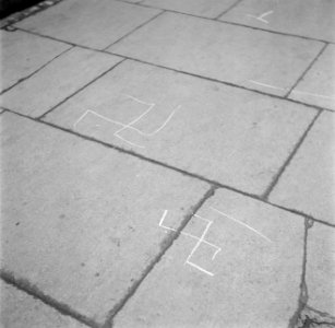 Grafitti op een standbeeld in Dublin, Bestanddeelnr 191-0875