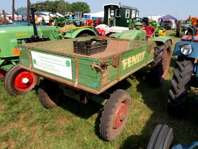Green Fendt loader tracktor