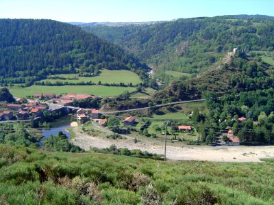 Goudet, la Loire et le château de Beaufort