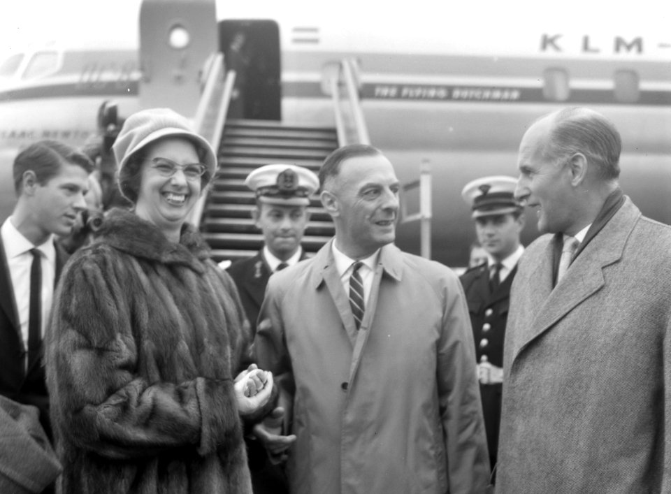 Gouverneur Platteel uit Nieuw-Guinea op Schiphol, mevrouw Platteel en Minister T, Bestanddeelnr 914-3561