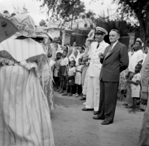 Gouverneur Klaasesz als toeschouwer bij de bijeenkomst op het Gouvernementsplein, Bestanddeelnr 252-4411