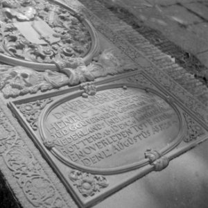 Grafsteen van gouverneur-generaal Hendric Zwaardecroon (overleden in 1728) in de, Bestanddeelnr 255-6702
