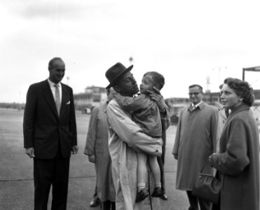 Gouverneur Van Tilburg weer naar Paramaribo Met kleinzoontje, Bestanddeelnr 907-9977