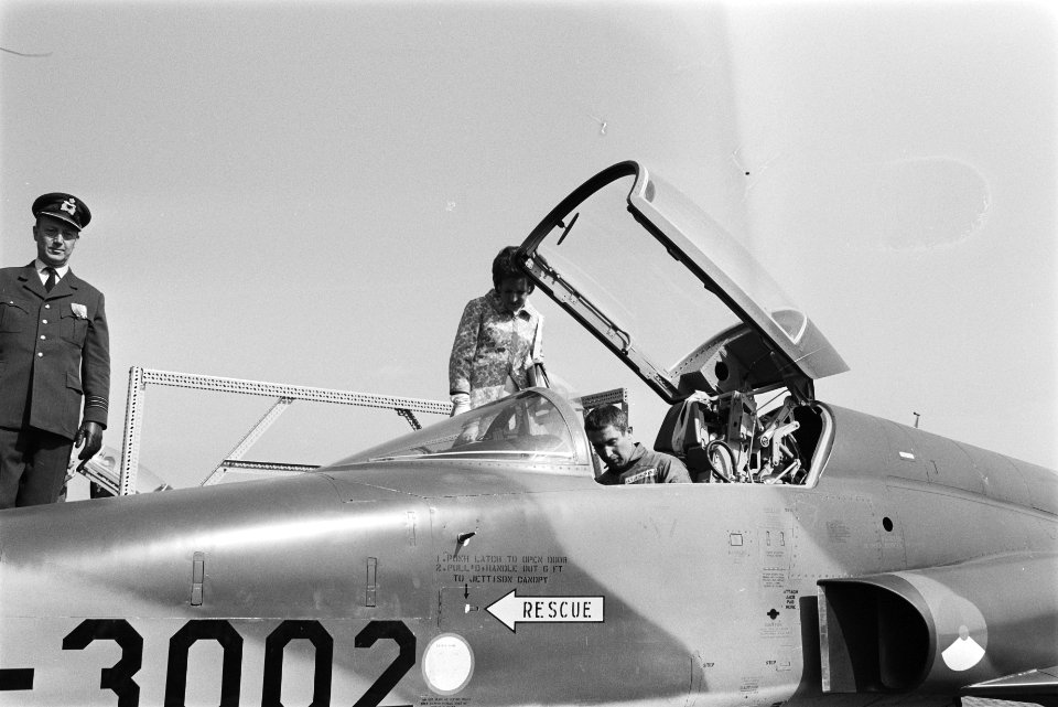 Gouverneur-generaal Michener in de cockpit van een gevechtsvliegtuig op vliegve…, Bestanddeelnr 924-4582