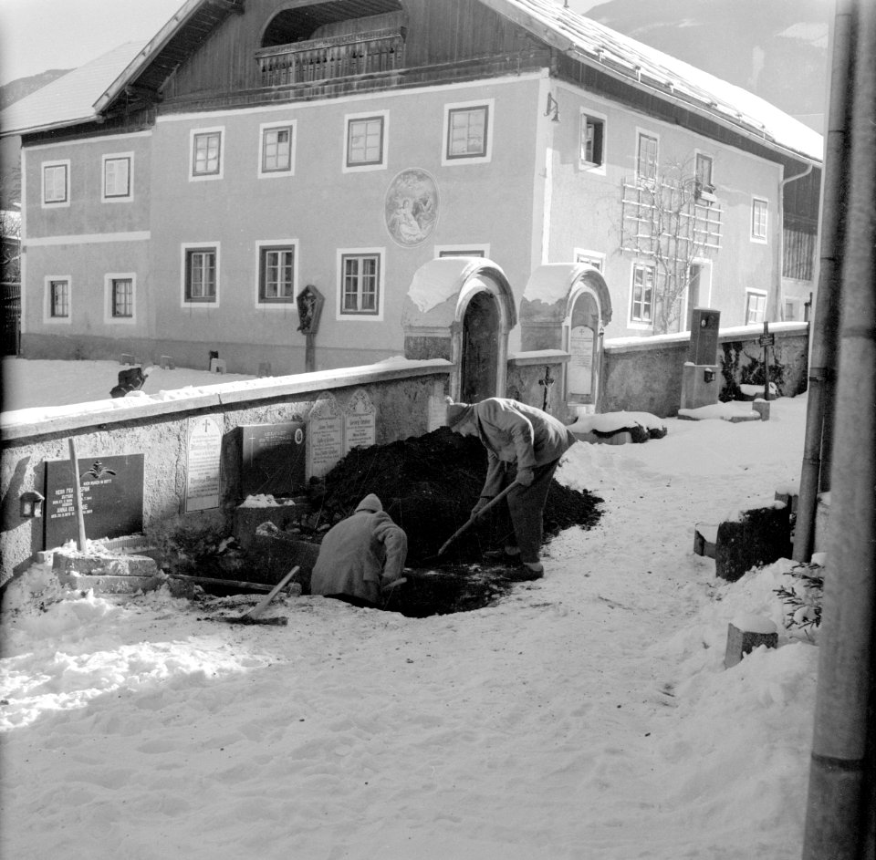 Grafdelvers aan het werk in de sneeuw, Bestanddeelnr 254-4292