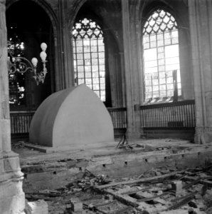 Grafmonument Karel van Gelre in de Grote- of St Eusebiuskerk in beschermende …, Bestanddeelnr 900-4421