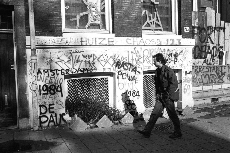 Graffiti op muren van kraakpand in Amsterdamse Sarphatistraat, Bestanddeelnr 931-0739