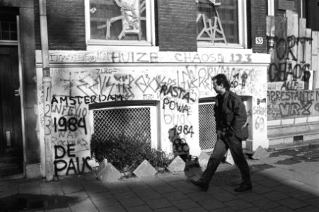 Graffiti op muren van kraakpand in Amsterdamse Sarphatistraat, Bestanddeelnr 931-0739 photo