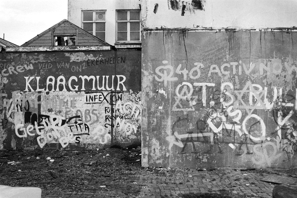 Graffiti op muren van kraakpand in Amsterdamse Sarphatistraat, Bestanddeelnr 931-0740