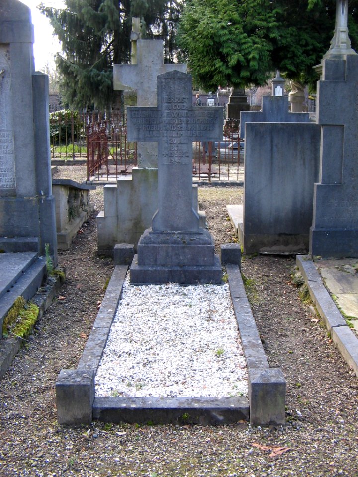 Grafmonument Clasina Windhausen-van Buchem en Albin Windhausen, Roermond 001