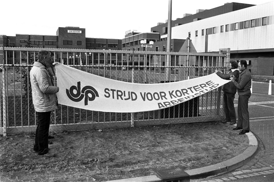 Grafisch personeel van dagblad De Stem in Breda besluit tijdens vergadering he, Bestanddeelnr 932-0480