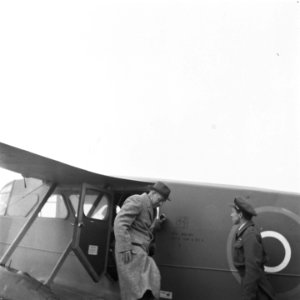 Gouverneur-generaal Tjarda van Starkenborg Stachouwer stapt uit het vliegtuig na, Bestanddeelnr 900-7355 photo