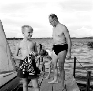 Gouverneur Struycken met zijn zoons Thomas (vooraan) en Huib, Bestanddeelnr 252-3174