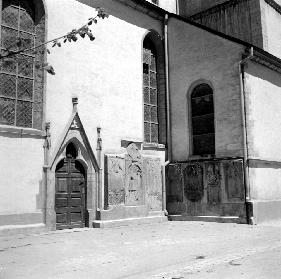 Grafstenen in muren van de St Johanneskerk, Bestanddeelnr 254-4521