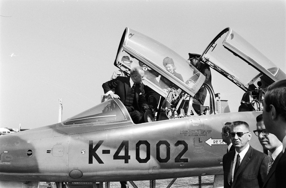 Gouverneur-generaal Michener in de cockpit van een gevechtsvliegtuig op vliegve…, Bestanddeelnr 924-4581