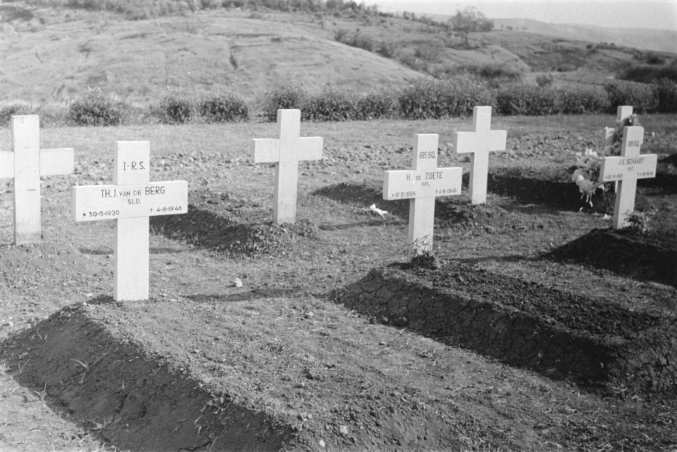 Grafkruizen. Links 1-R.S. Th. J. van de Berg sld. 30-5-1920 +4-8-1946, Bestanddeelnr 235-1-4