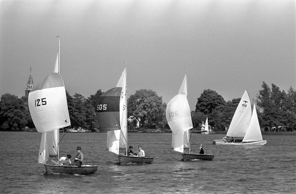 Goudse Zeilweek opde Reeuwijkse Plassen . De Valken met hun spinakers, Bestanddeelnr 921-4091