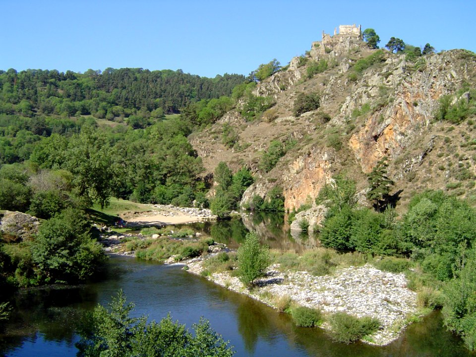 Goudet, la Loire au pied du château de Beaufort