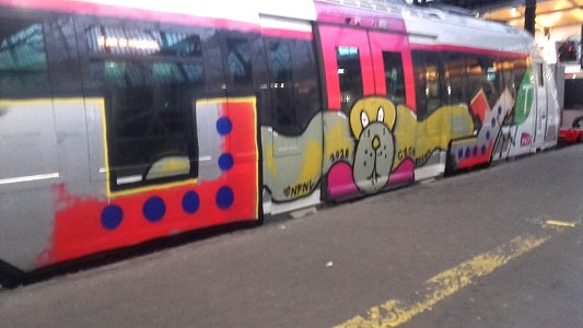 Graffiti sur un wagon de la ligne L du Transilien