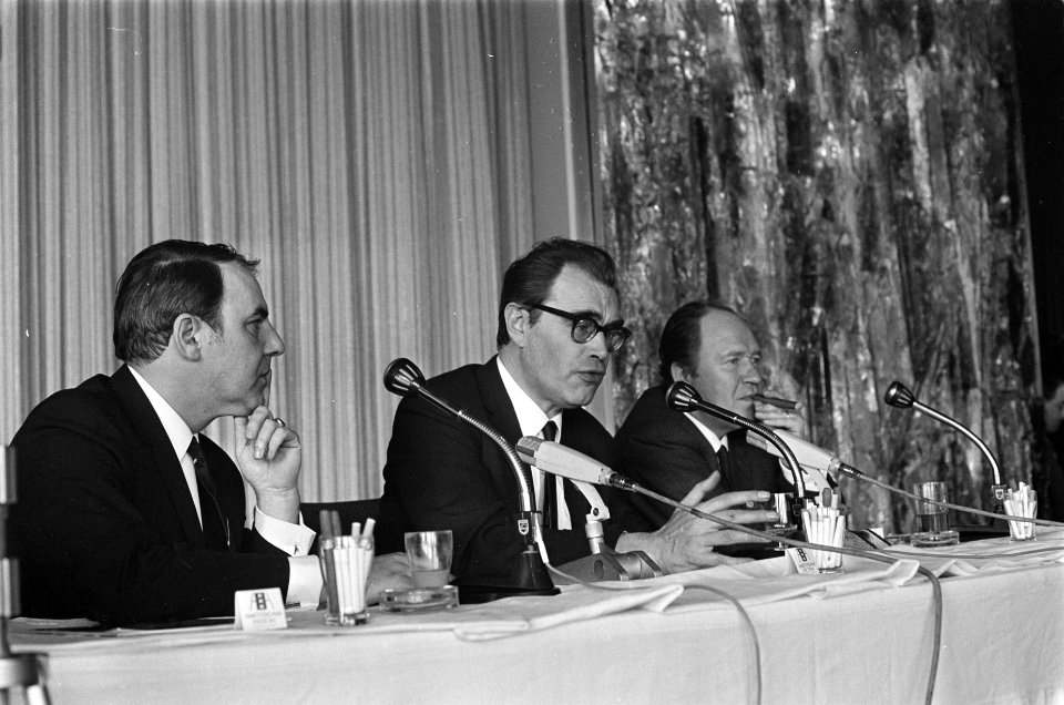 Gouden plaat voor dhr. J.N.Y. Sieverding. Paul van der Velde, dhr. Sieverding, W, Bestanddeelnr 921-1989