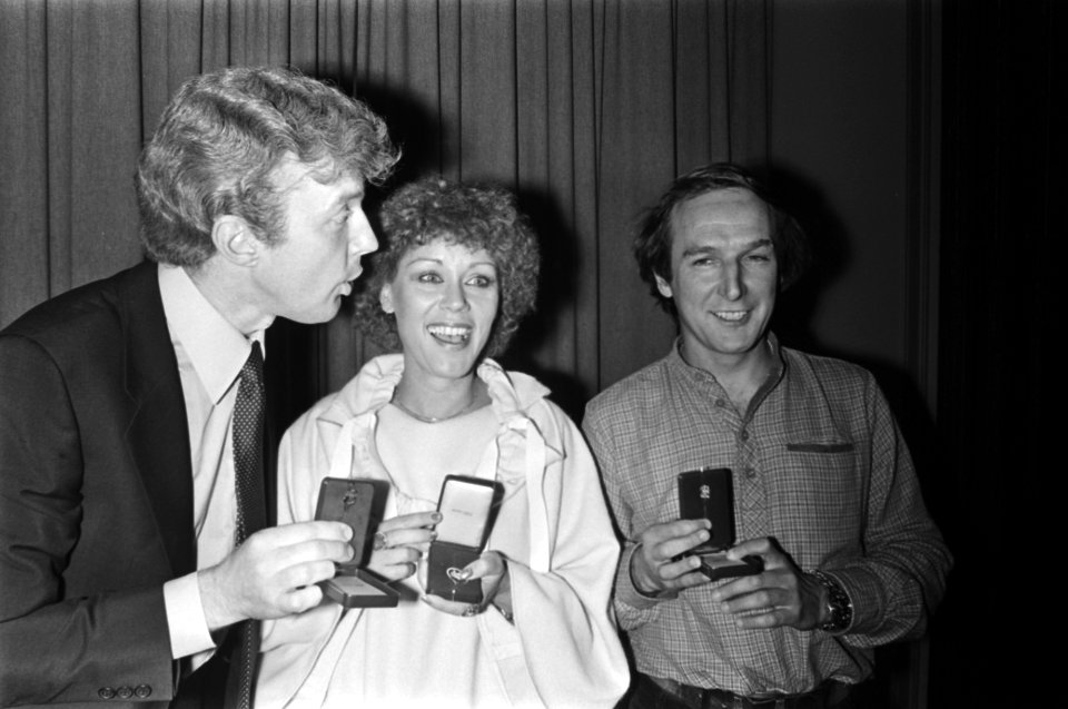 Gouden Harpen (Conamus) uitgereikt aan vlnr André van Duin, Connie Vandenbos, Bestanddeelnr 929-3941