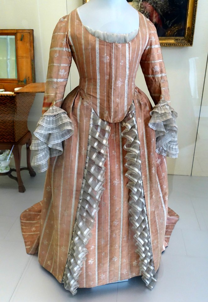 Gown (Robe a l'anglaise), c. 1775, brocaded silk, gauze ruffles added on neckline - Germanisches Nationalmuseum - Nuremberg, Germany - DSC02719