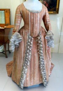 Gown (Robe a l'anglaise), c. 1775, brocaded silk, gauze ruffles added on neckline - Germanisches Nationalmuseum - Nuremberg, Germany - DSC02719