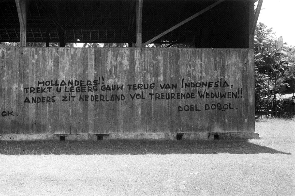Graffit Hollanders Trekt u legers gauw terug van Indonesia, anders zit Nederla, Bestanddeelnr 314