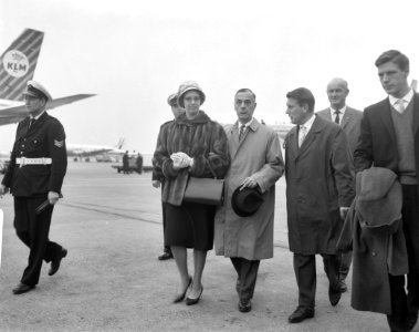 Gouverneur Platteel uit Nieuw-Guinea op Schiphol, vliegtuigtrap, Bestanddeelnr 914-3565