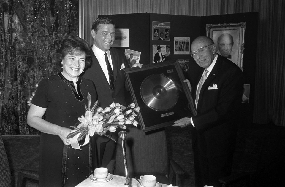 Gouden plaat voor Robert Stolz en Hilton Hotel Amsterdam v.l.n.r. Mevr. Stolz , , Bestanddeelnr 922-7710