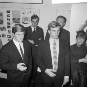 Gouden boek voor Jan Cremer, Wim Wagenaar en Jan Cremer (rechts), Bestanddeelnr 917-1759