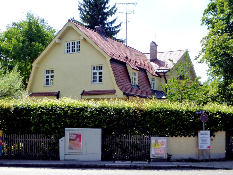 Gröbenzell, Villa Kunterbunt von Osten, 2