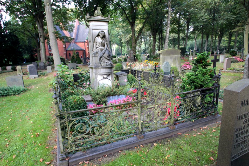 Grabmal Pflüger in Bremen, Riensberger Friedhof