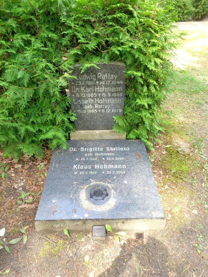 Grab von Karl Hohmann und Familie