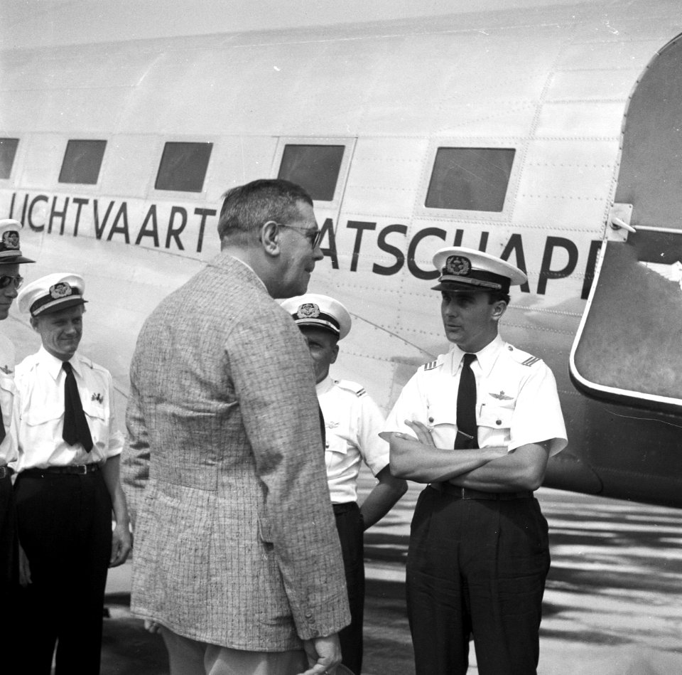 Gouverneur Brons en de bemanning van het KLM-vliegtuig op vliegveld Zanderij in , Bestanddeelnr 252-6348
