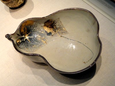 Gourd-shaped serving bowl, Nin'ami Dohachi, Japan, Kyoto, Fushimi, Edo period, c. 1842-1855 AD, stoneware with cobalt and iron pigment under clear glaze, gold leaf over glaze - Freer Gallery of Art - DSC05495