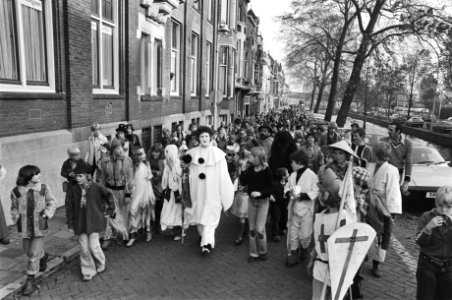 Gouden griffels uitgereikt in Den Haag optocht na aflop, Bestanddeelnr 929-3982