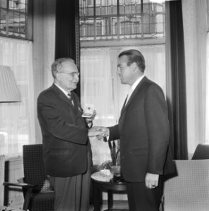 Gouden penning voor Dr. W. Drees, t.g.v. zijn 80ste verjaardag vervaardigd door , Bestanddeelnr 919-4830