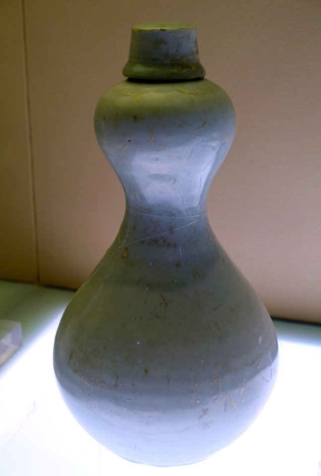 Gourd-shaped vase with cover, China, Jingdezhen kiln, Yuang dynasty, 1279-1368 AD, bluish white glaze - Sichuan Provincial Museum - Chengdu, China - DSC04148