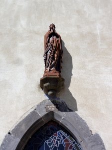 Gouttières (Puy-de-Dôme) église, statue sur la façade
