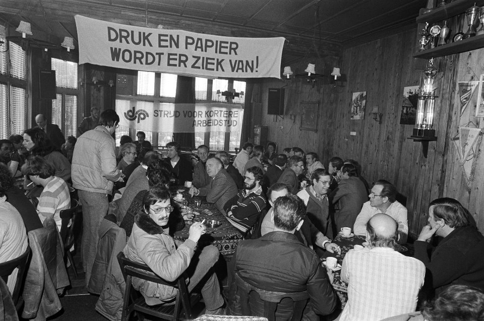 Grafisch personeel van dagblad De Stem in Breda besluit tijdens vergadering he, Bestanddeelnr 932-0477