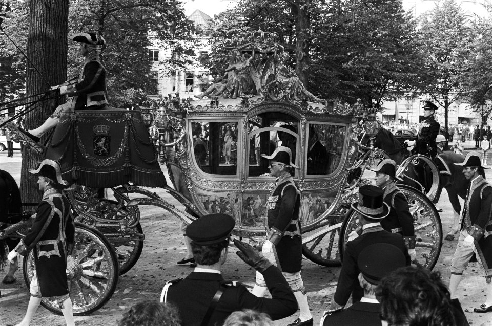 Gouden Koets zonder paarden, met portierlakei Van der Arend, Bestanddeelnr 931-0233