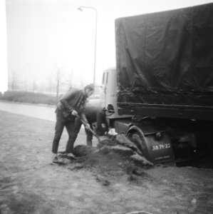 Graafwerkzaamheden bij een van de weg geraakte vrachtwagen op het kruispunt Utre, Bestanddeelnr 918-4667