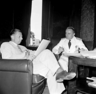 Gouverneur Klaasesz (rechts) in gesprek met een ambtenaar bij de voorbereiding v, Bestanddeelnr 252-2502