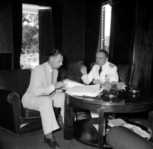 Gouverneur Klaasesz (rechts) in gesprek met een ambtenaar bij de voorbereiding v, Bestanddeelnr 252-2504